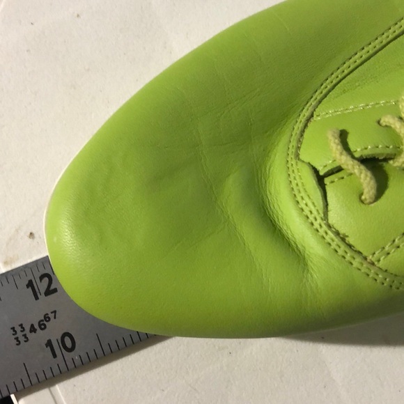 12 b/2a Easy Spirit lime green tie up loafers. - Picture 2 of 4